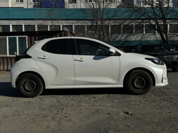 Toyota Yaris X — изображение 3