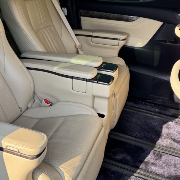 Toyota Alphard Executive Lounge 4WD — изображение 9