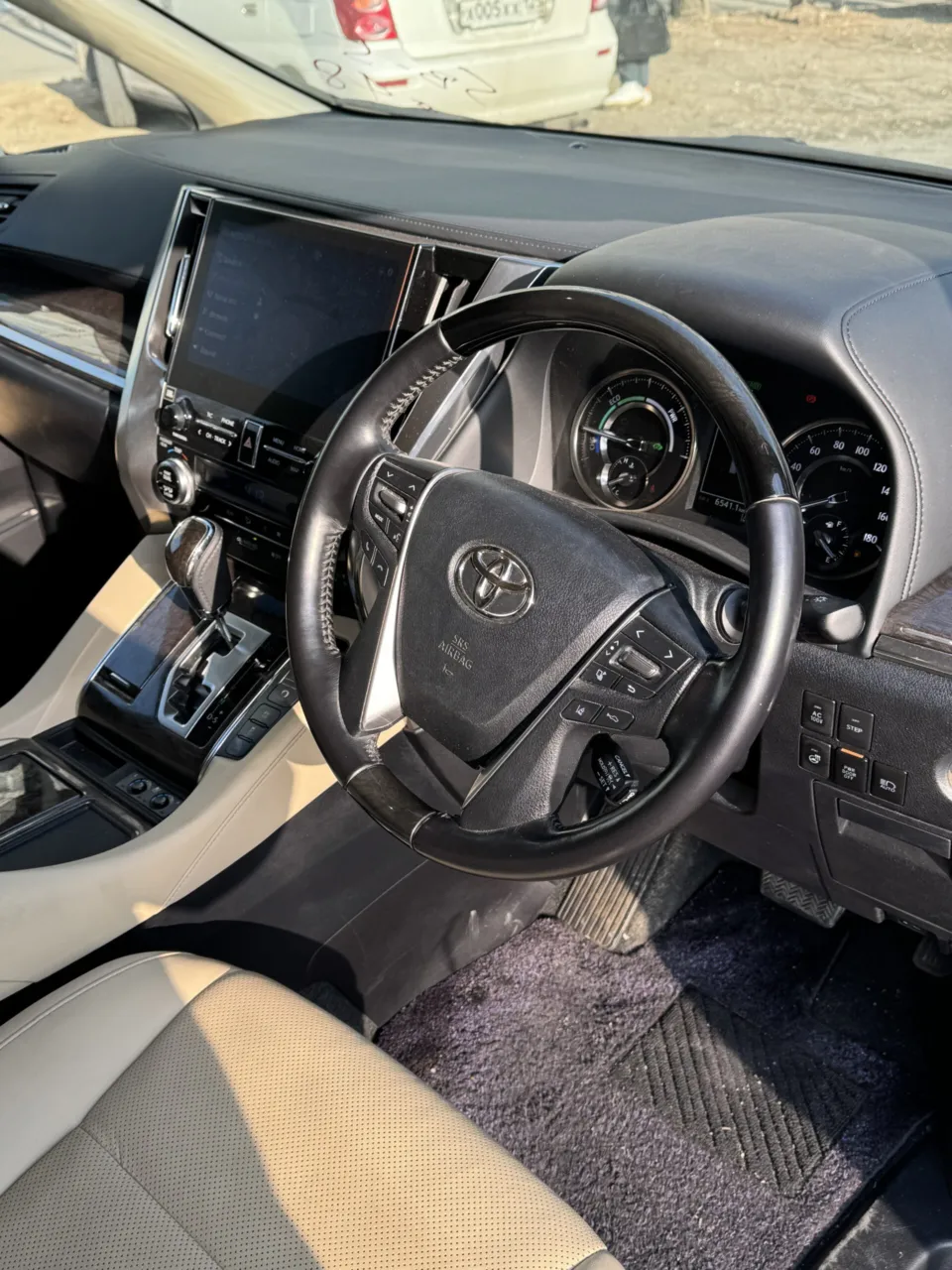 Toyota Alphard 2023 — фото 8